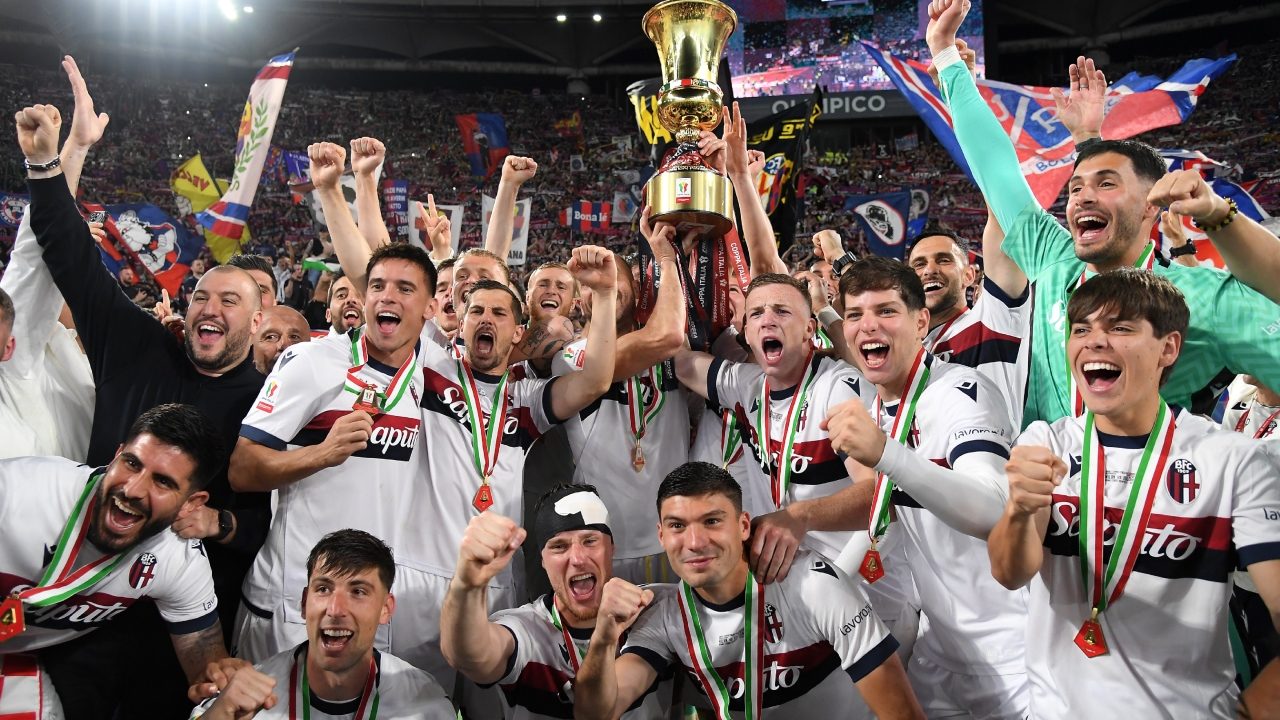 Il Bologna festeggia la vittoria contro il Milan nella scorsa edizione.