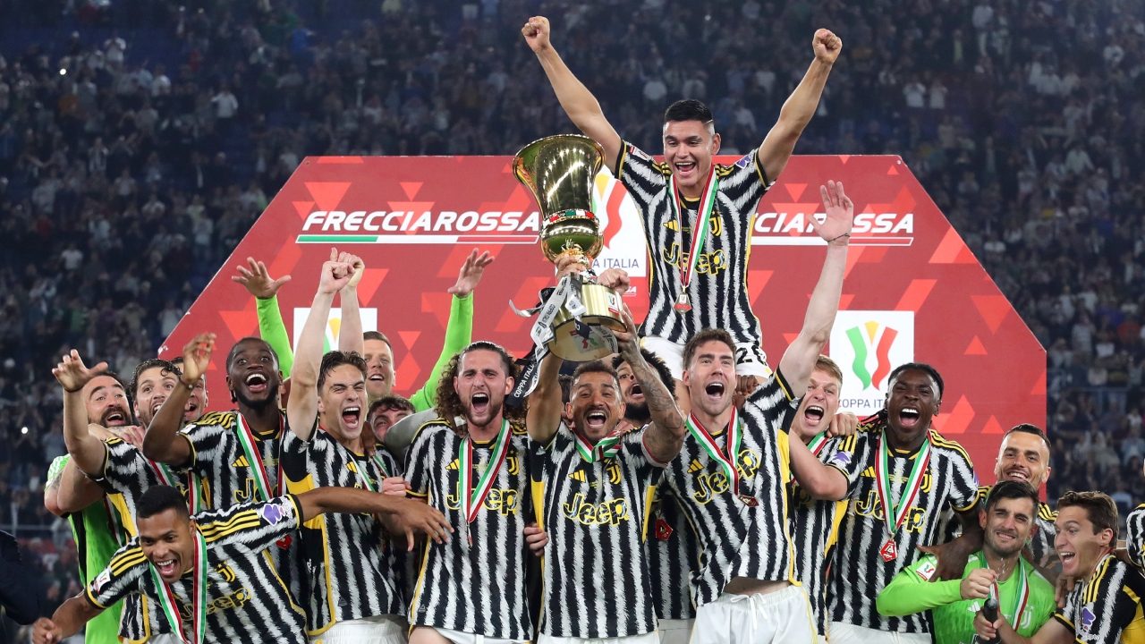 La Juve esulta dopo la finale vinta contro l’Atalanta nell’edizione 2023–2024.