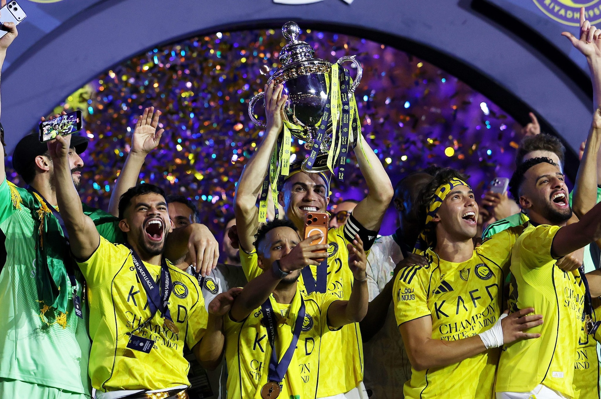 Cristiano Rolando col trofeo della Saudi Pro League vinto con l’Al Nassr