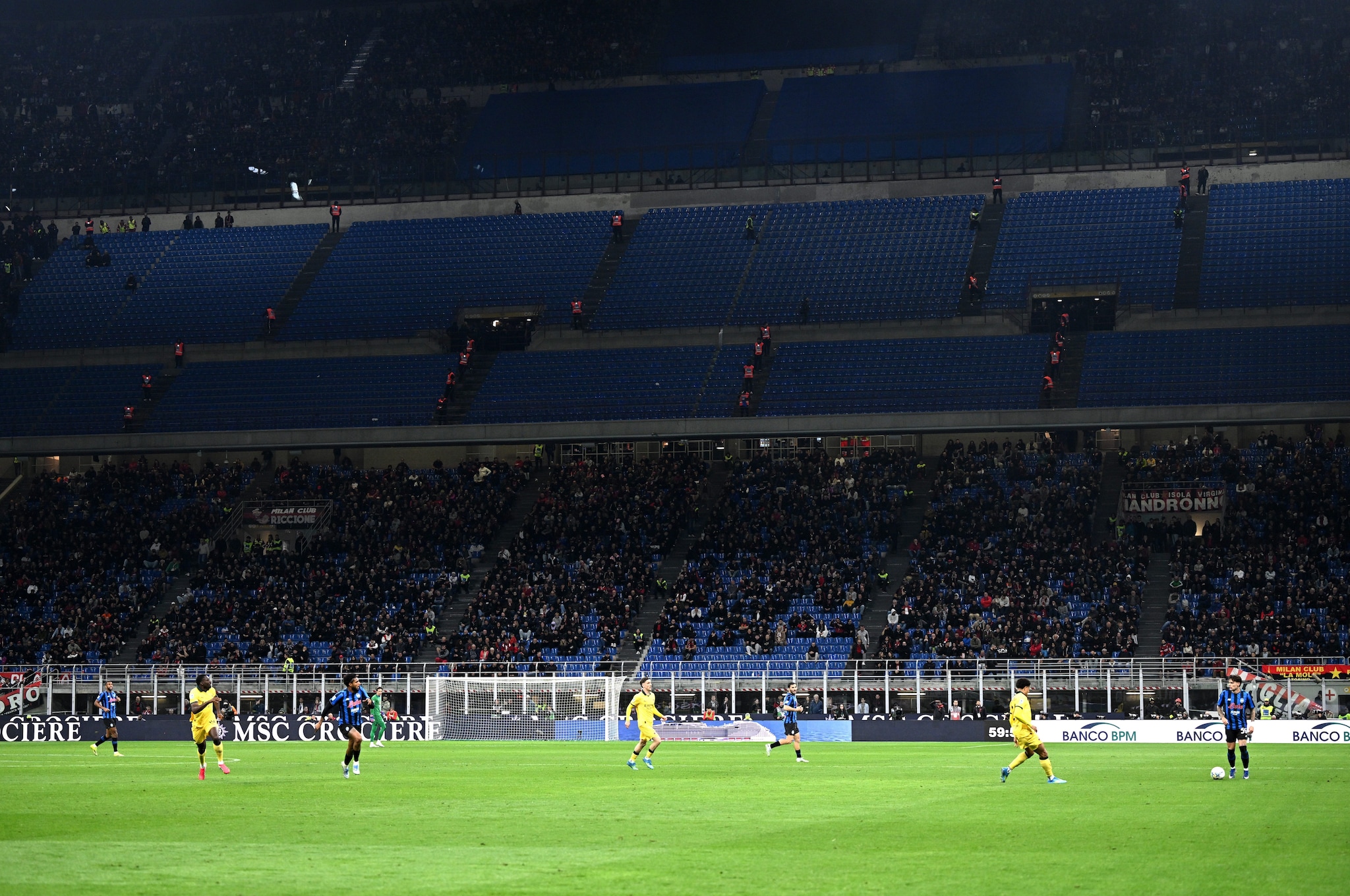 La Curva Sud del Meazza completamente vuota già all’inizio del secondo tempo con l’Atalanta