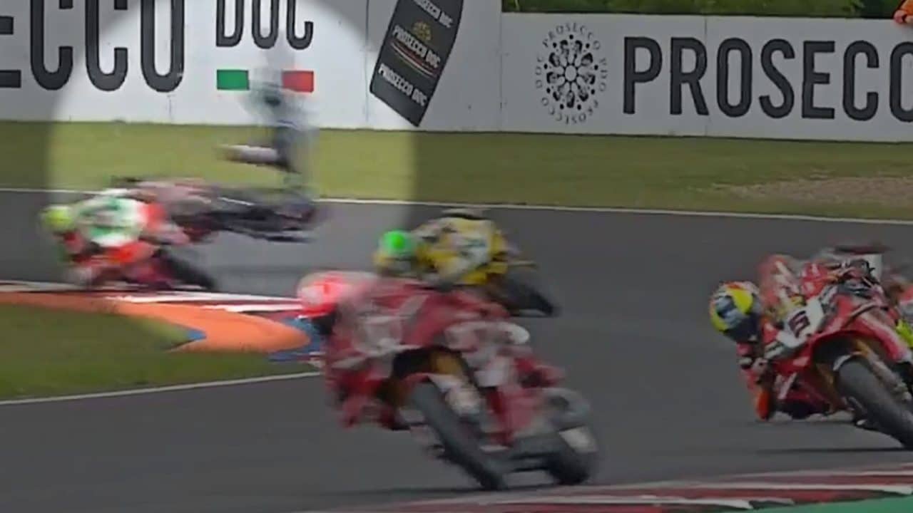 Danilo Petrucci in ospedale dopo una spaventosa caduta in Superbike: catapultato via dalla moto
