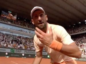Djokovic litiga col cameraman durante il match con Fonseca al Roland Garros: “Maledizione, lascia spazio”