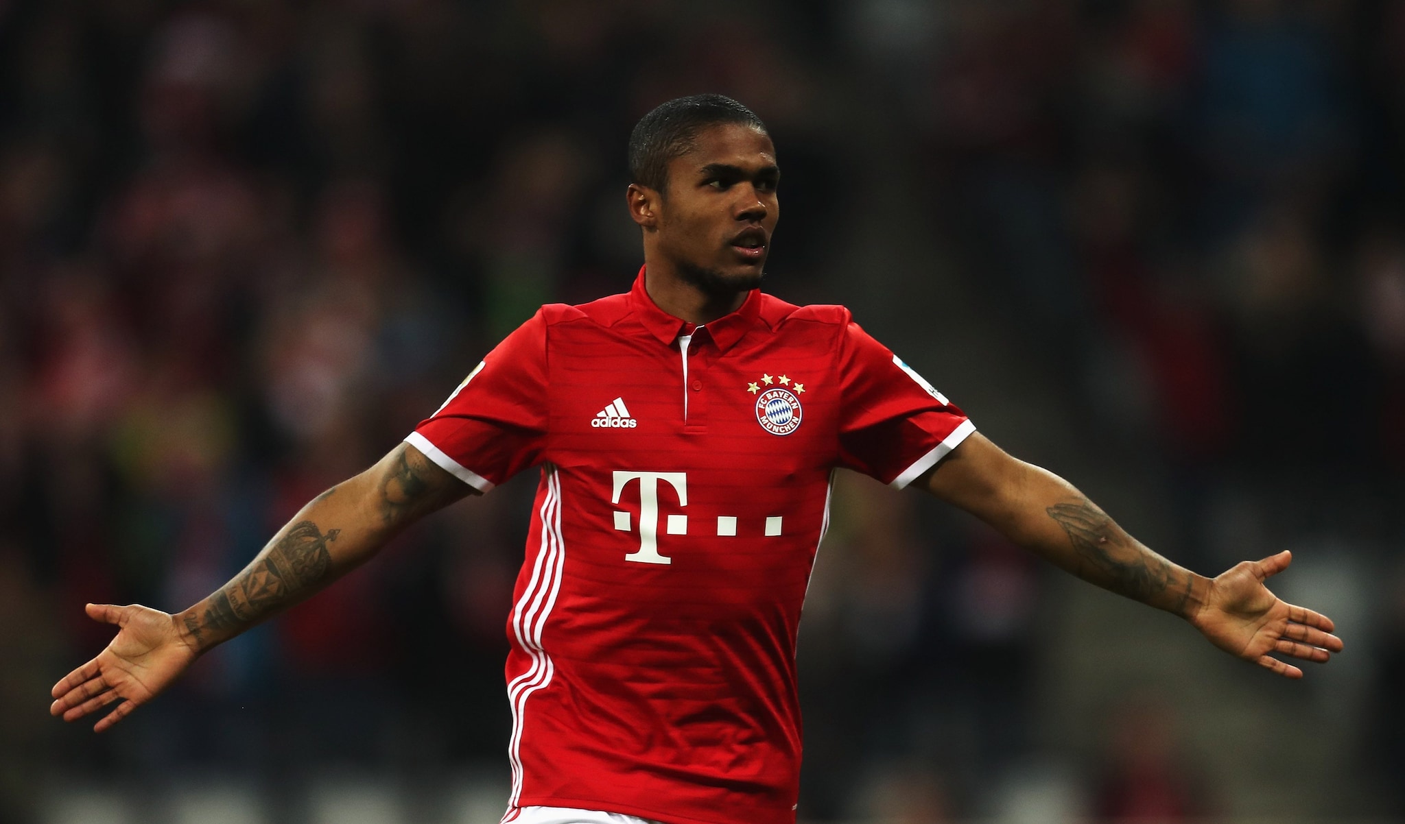 Douglas Costa dopo un gol con la maglia del Bayern Monaco.