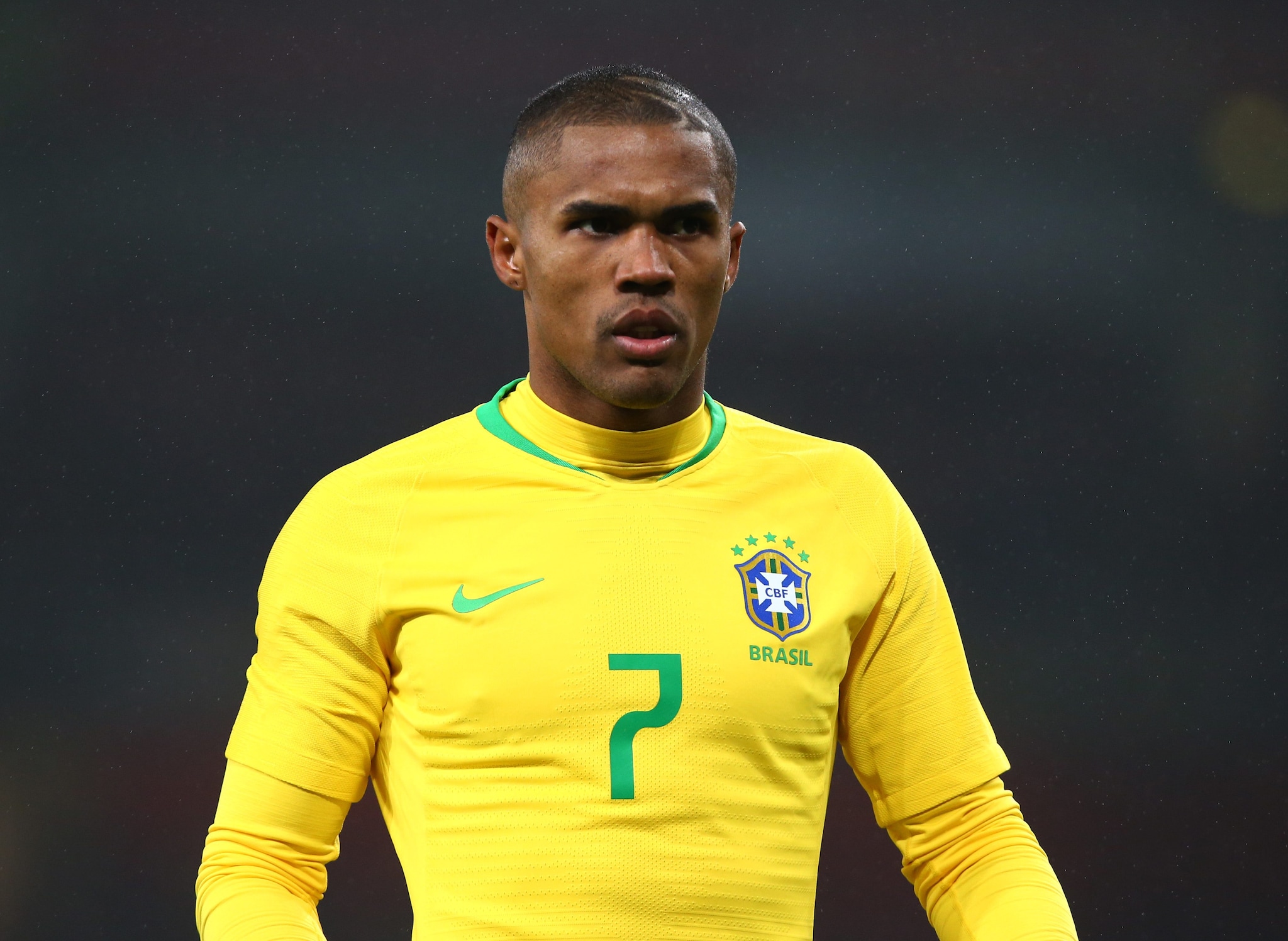 Douglas Costa con la maglia del Brasile.