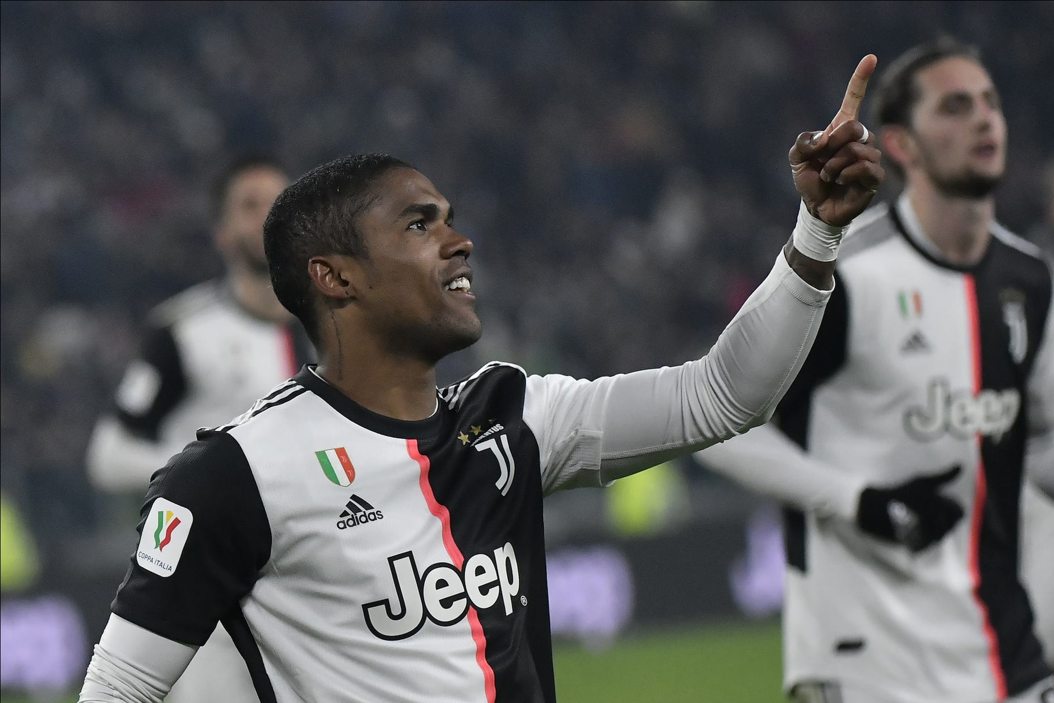 Douglas Costa festeggia un gol con la Juve.