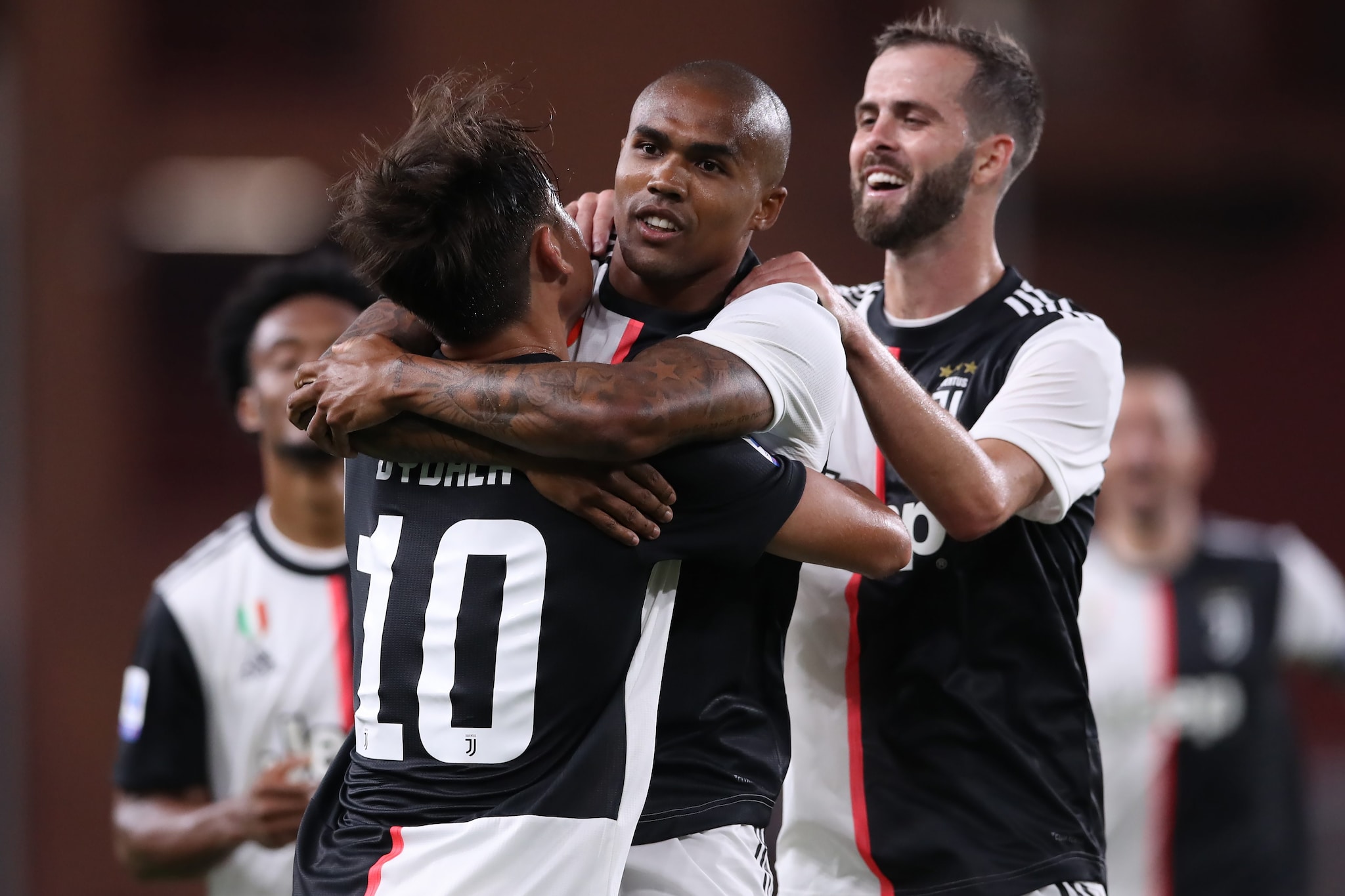 Douglas Costa esulta con Dybala e Pjanic dopo un gol alla Juventus.