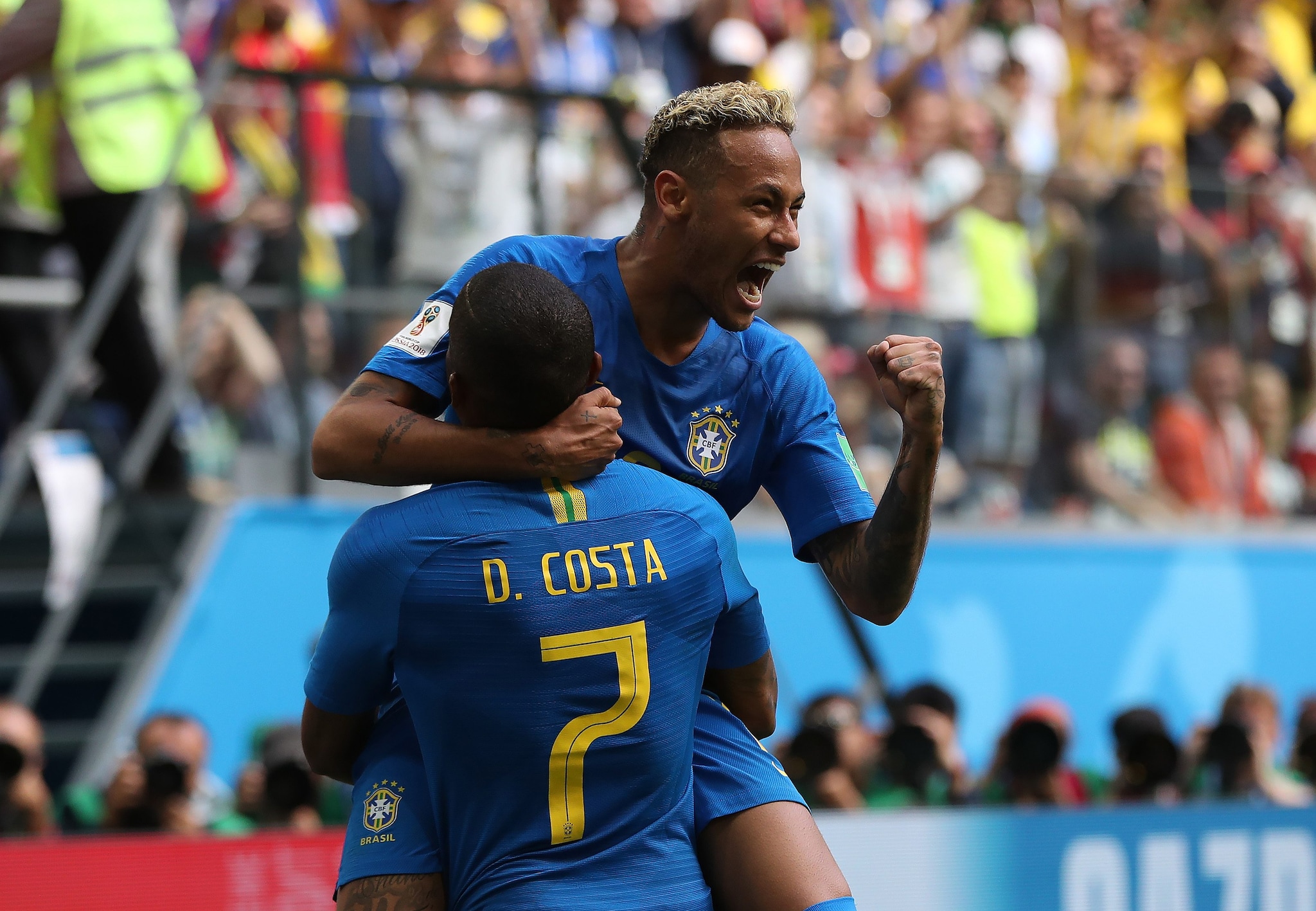 Douglas Costa con Neymar ai Mondiali 2018.