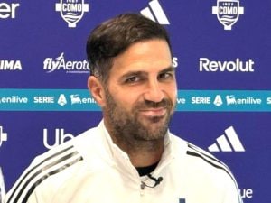 Fabregas accusa l’Inter: “Messaggi a Nico Paz per un anno, ma non giocherà lì. Zanetti porti rispetto”