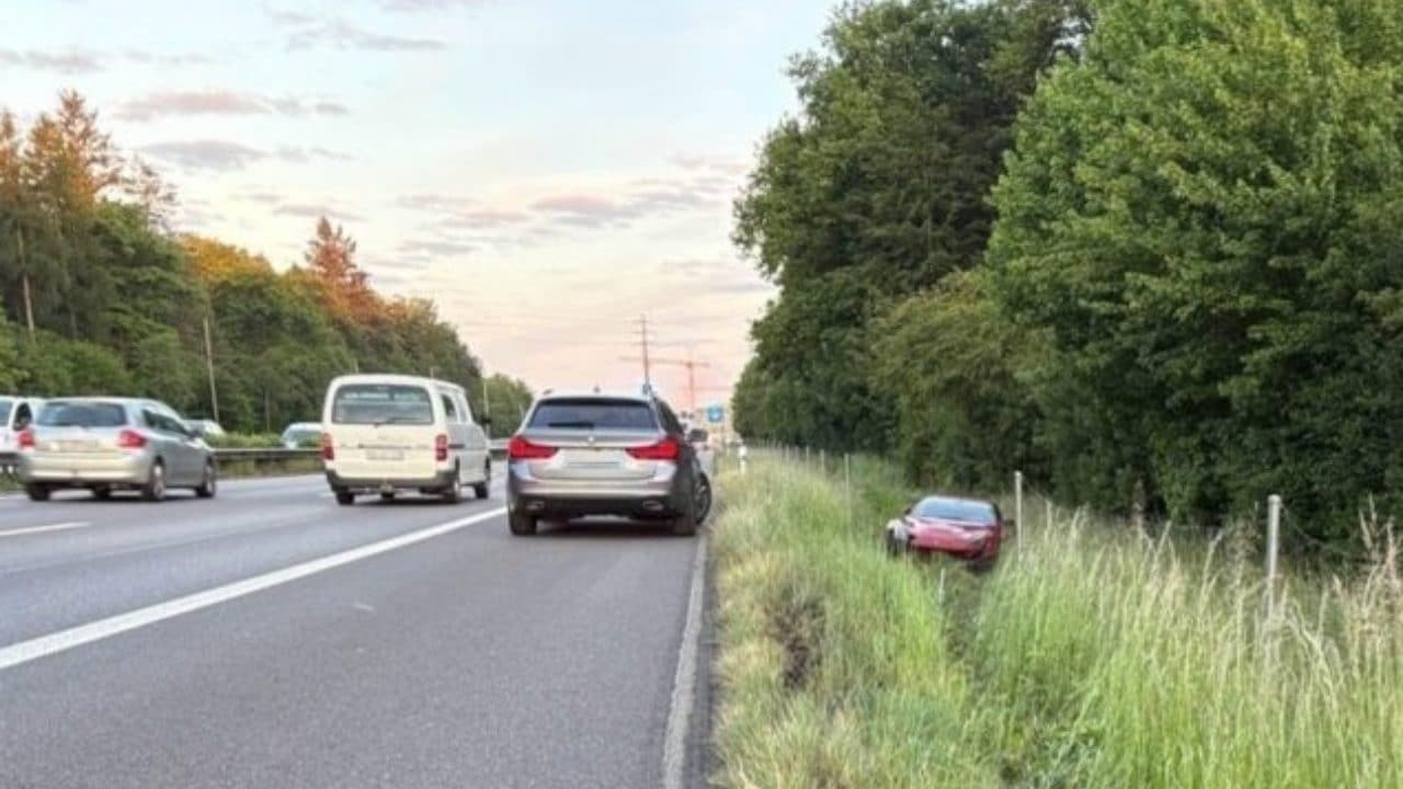 C'è una Ferrari abbandonata a bordo strada in Svizzera: il proprietario fa scena muta con la polizia