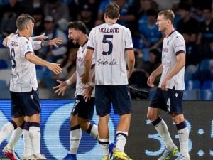 Rowe gela il Maradona allo scadere, Napoli battuto 3-2 dal Bologna: Champions ancora da conquistare