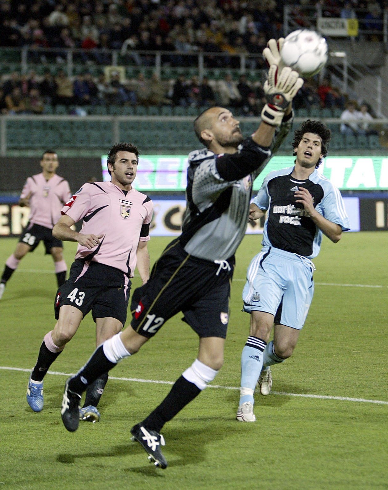 Fontana in azione durante la sua esperienza al Palermo.