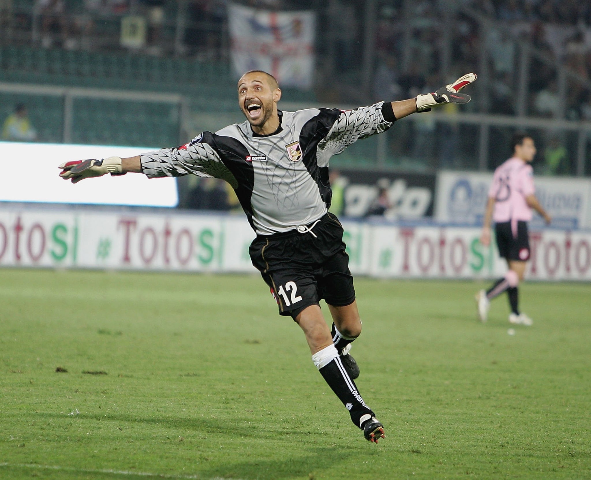 Fontana esulta con la maglia del Palermo dopo un gol.
