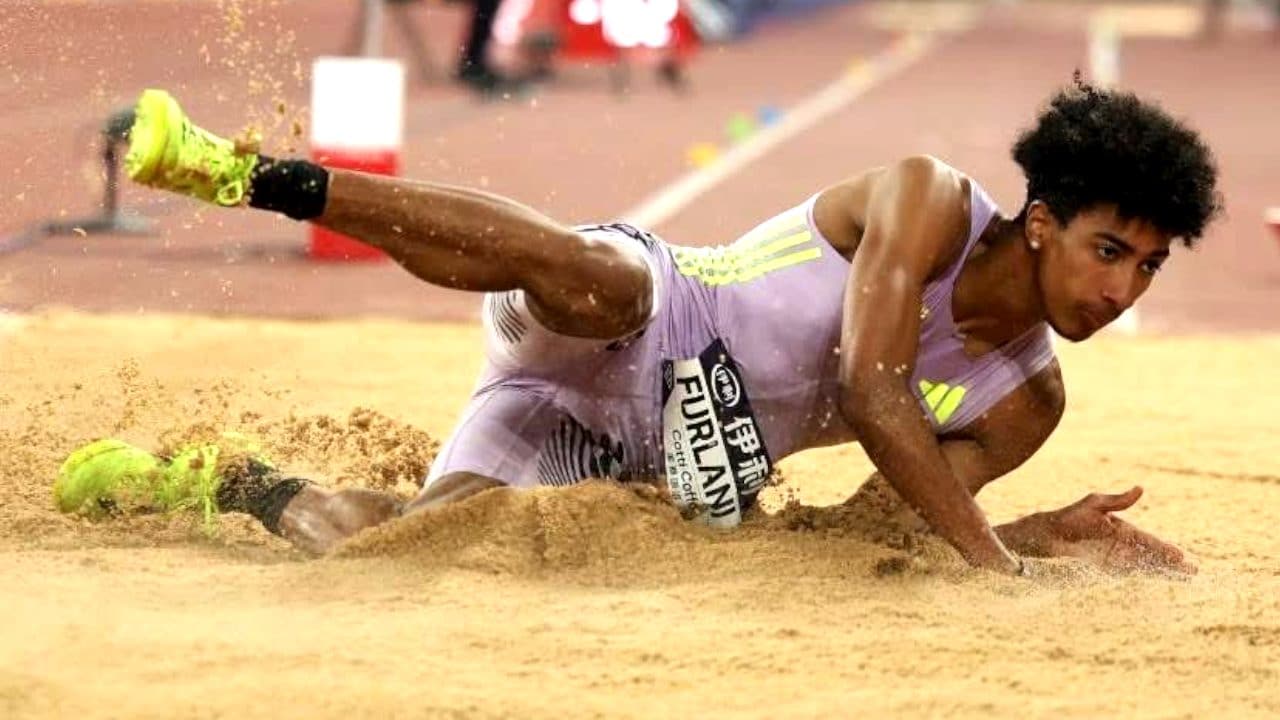 Mattia Furlani infortunato, esce in barella dalla pedana nella tappa della Diamond League a Xiamen