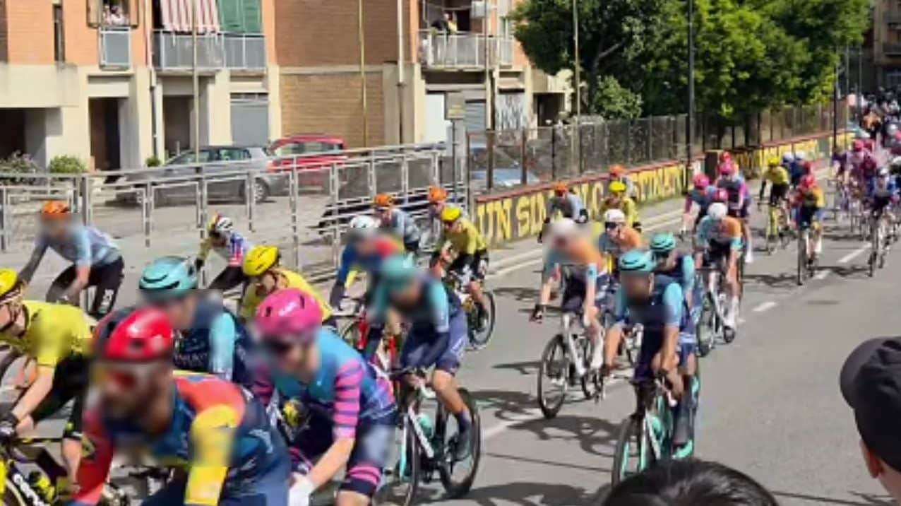 Gli insulti razzisti dei ciclisti durante il Giro d'Italia a Nocera Inferiore: "Terroni! Vesuvio erutta"