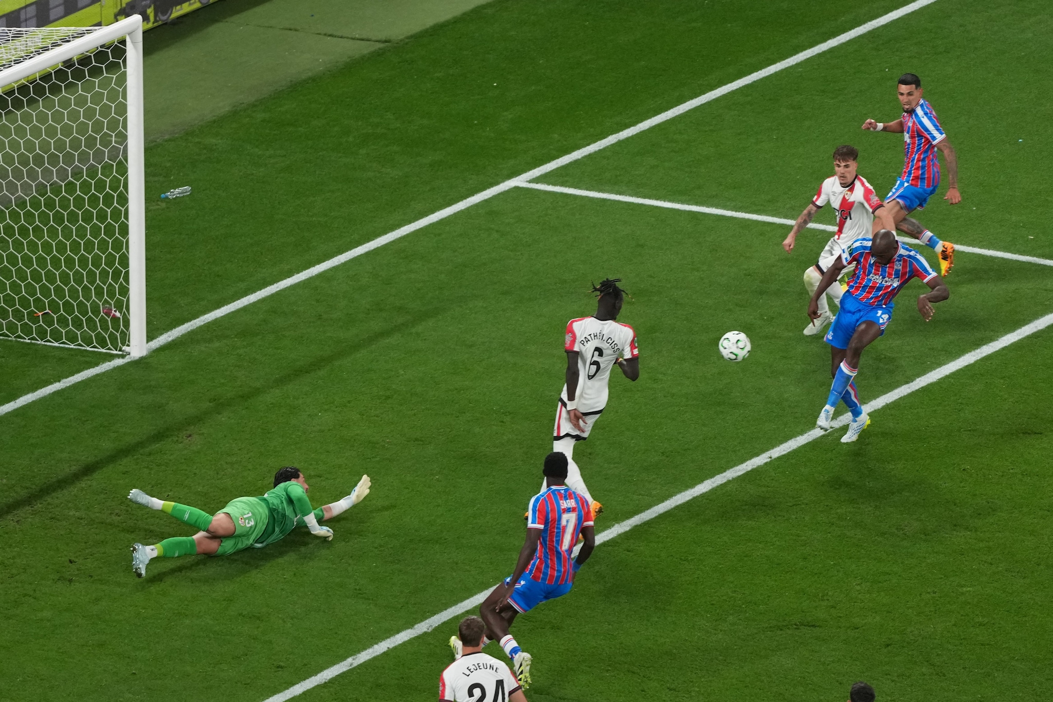 Il gol del francese Mateta ha deciso la finale di Conference League.