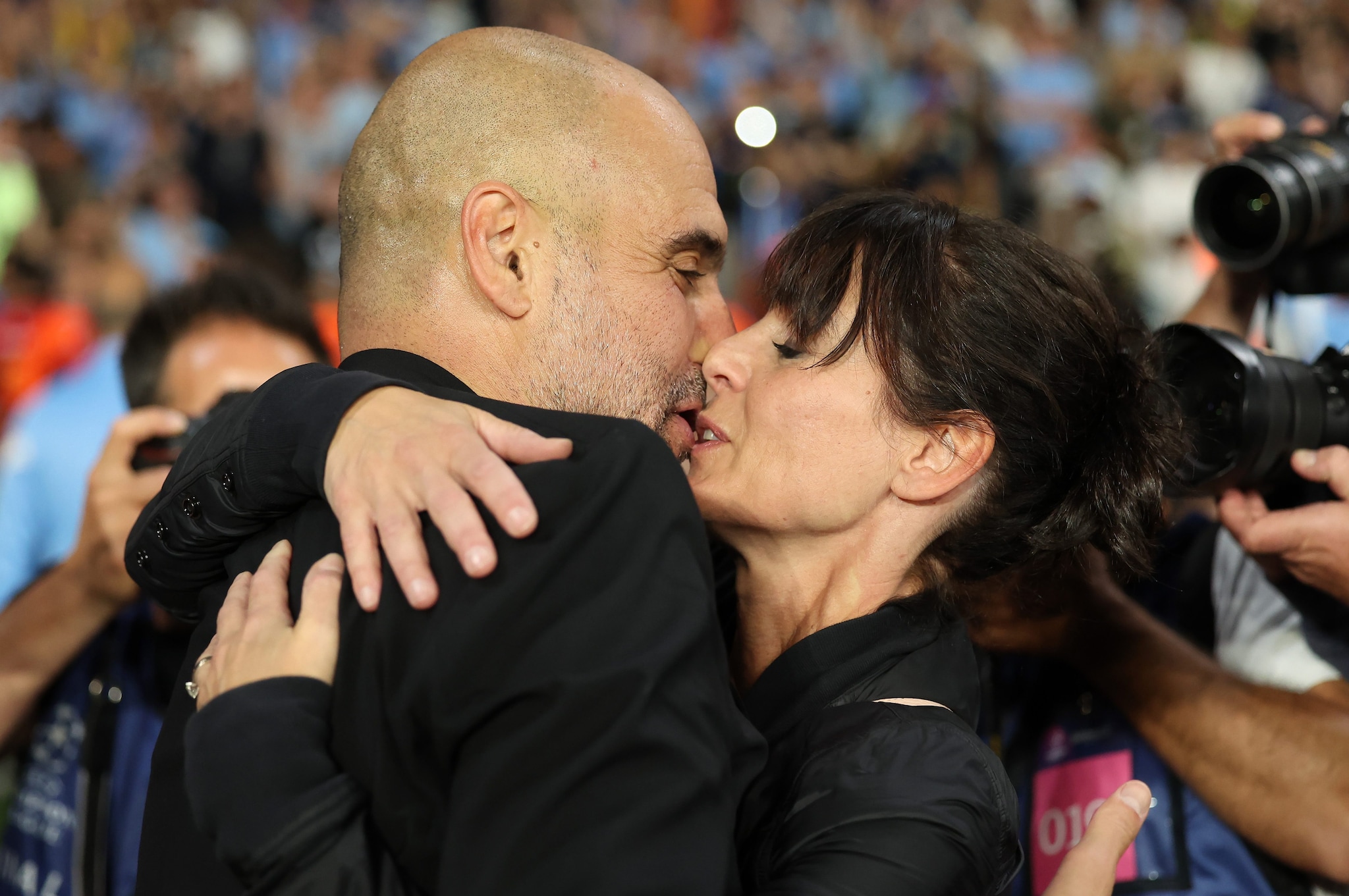Guardiola bacia la moglie Cristina dopo aver vinto la Champions battendo l’Inter nel 2023