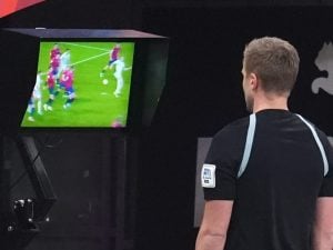 Il Protocollo VAR cambia a 11 giorni dall’inizio dei Mondiali: svolta dell’IFAB sulle condotte scorrette