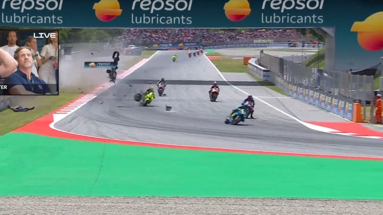 Terribile incidente nel GP Catalogna di MotoGP: Alex Marquez tampona Acosta e si schianta sulle barriere