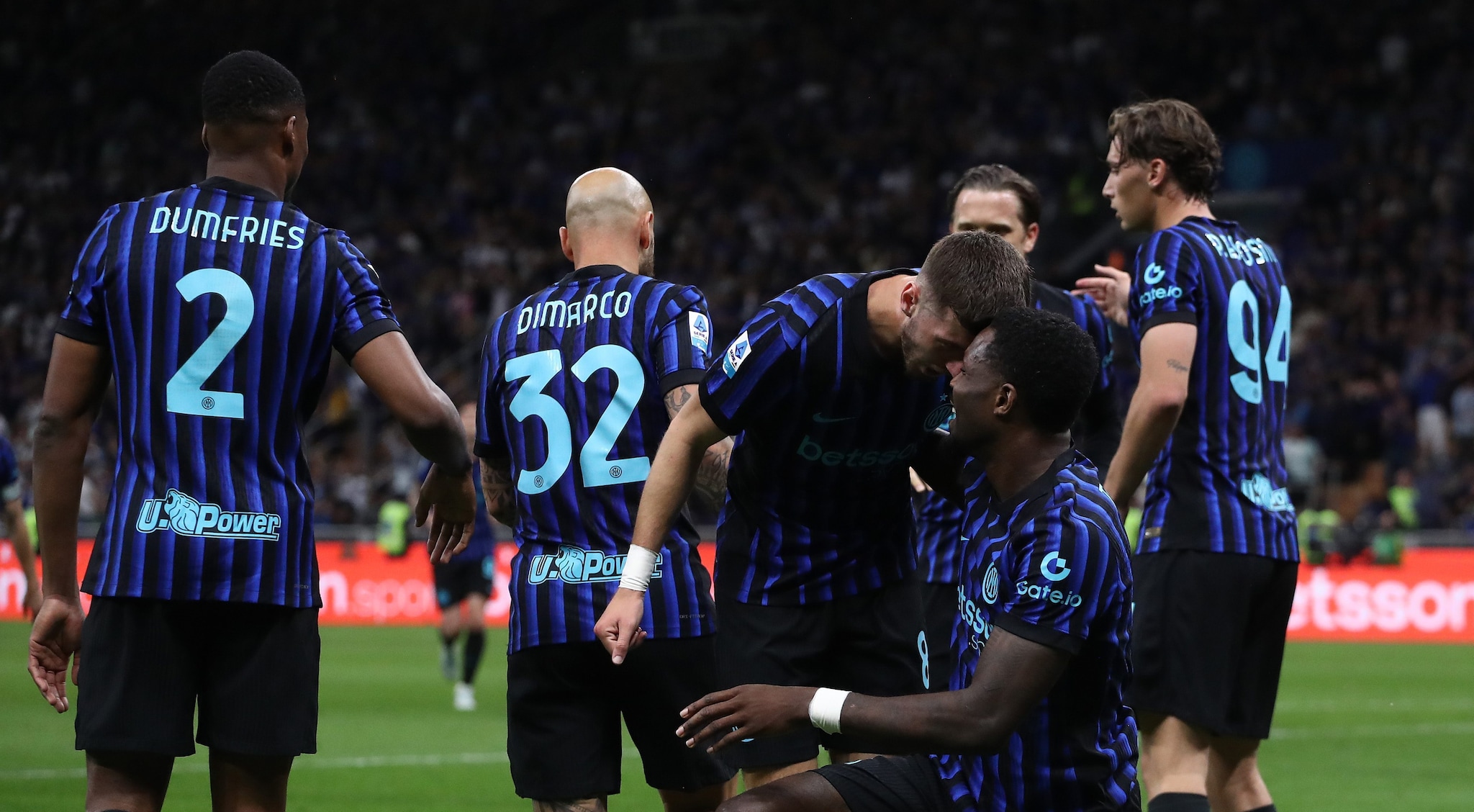 Inter-Parma 2-0, risultato finale della partita di Serie A: gol di Thuram e Mkhitaryan, a San Siro festa Scudetto