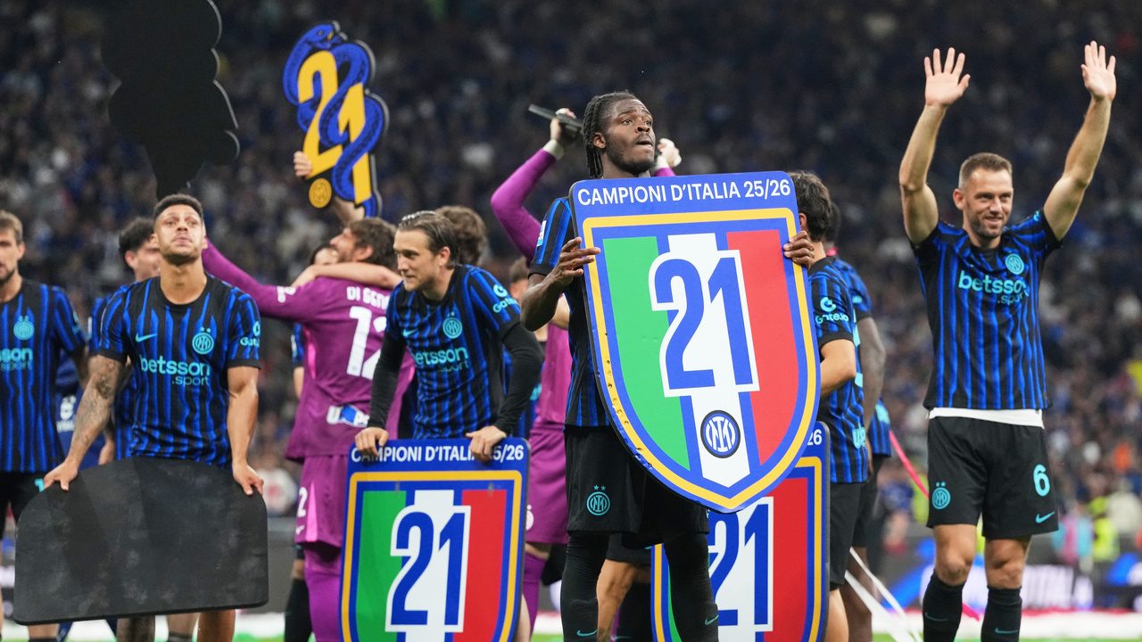 Inter Campione d'Italia, la festa scudetto in diretta: con il Verona è 1-1, adesso la premiazione