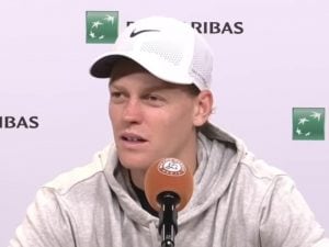Jannik Sinner imbarazzato alla domanda sulla sua vita onirica a Parigi: “Non ho sognato. Mi dispiace”