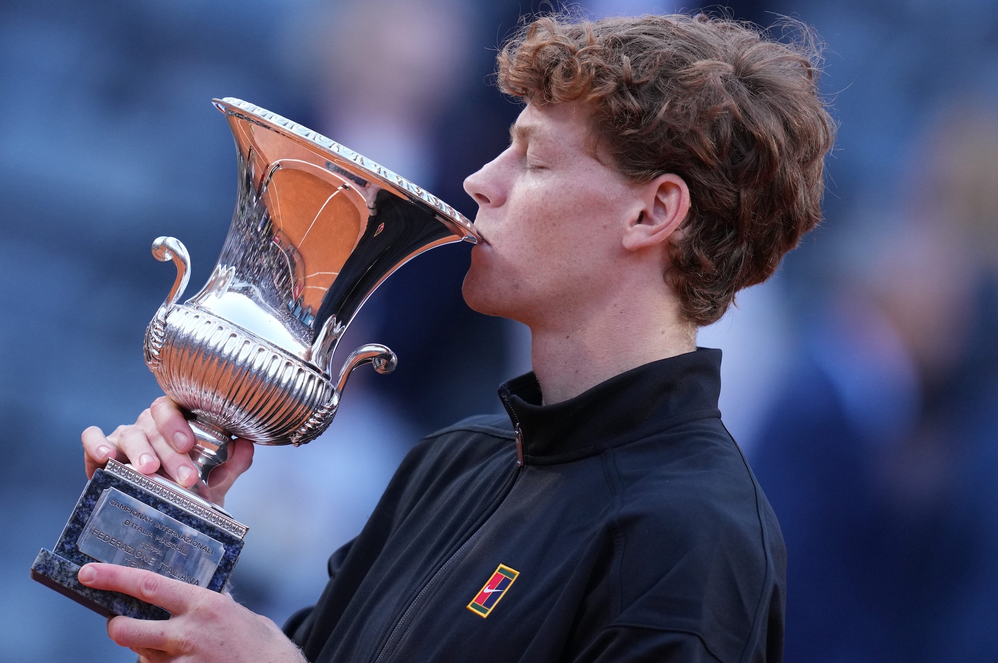 Jannik Sinner bacia la coppa vinta a Roma 50 anni dopo Adriano Panatta