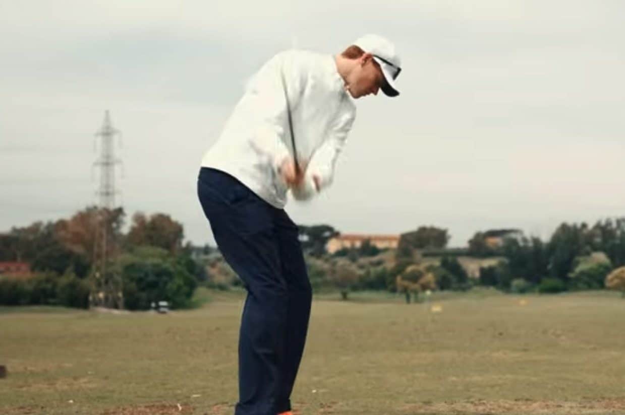 Sinner impegnato a giocare a golf dopo aver vinto il torneo di Madrid, prima di riprendere la racchetta a Roma