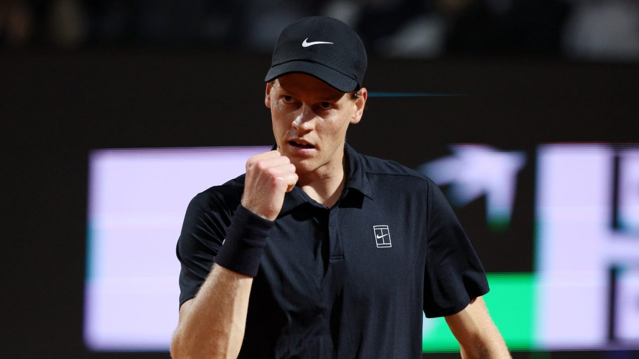 Sinner-Medvedev 6-2 5-7 4-2 in diretta LIVE, si gioca dopo le 15 a Roma: nuovo ritardo a causa della pioggia