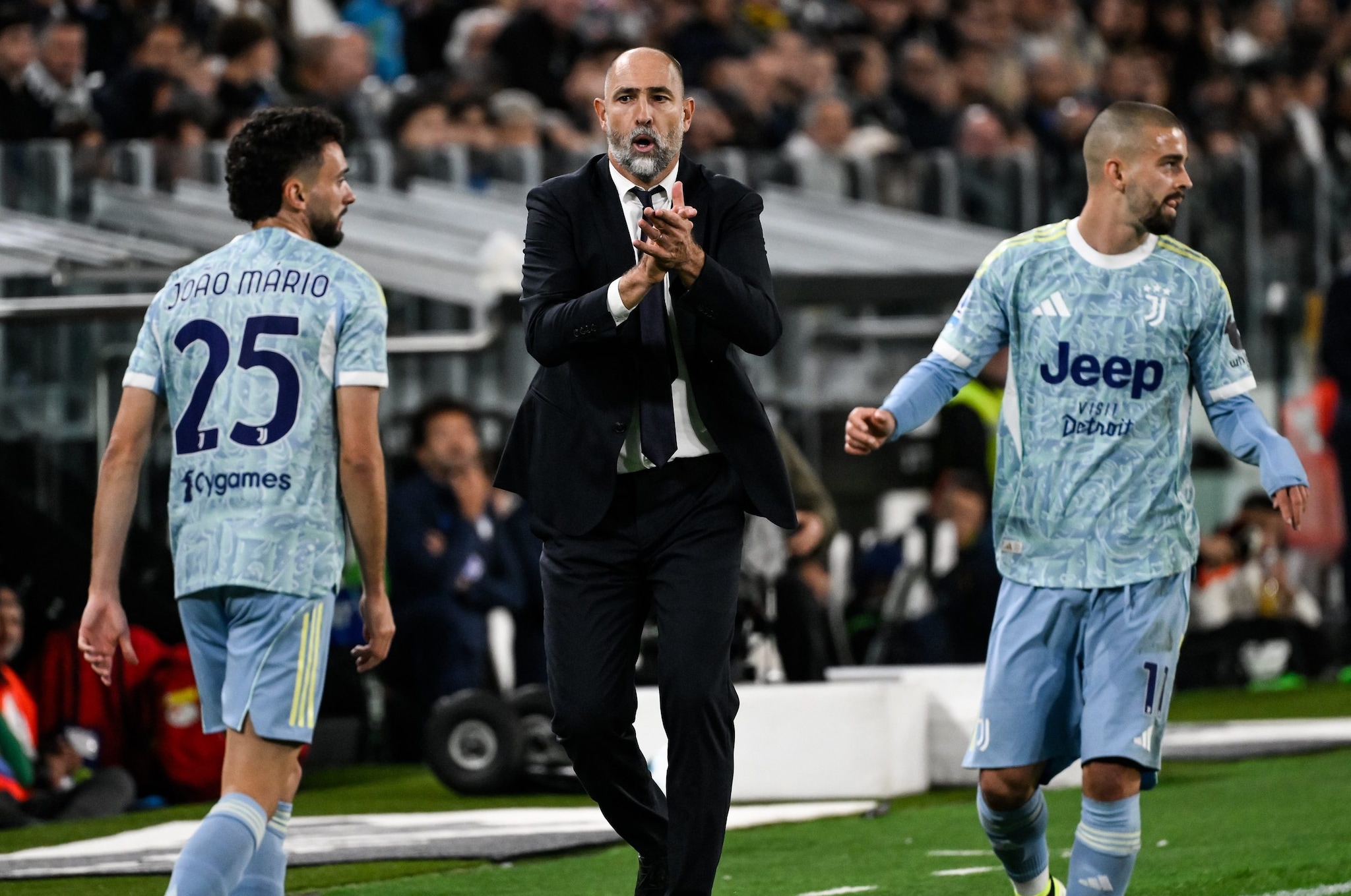 Joao Mario e Zhegrova con Igor Tudor a inizio stagione: due degli acquisti estivi della Juve