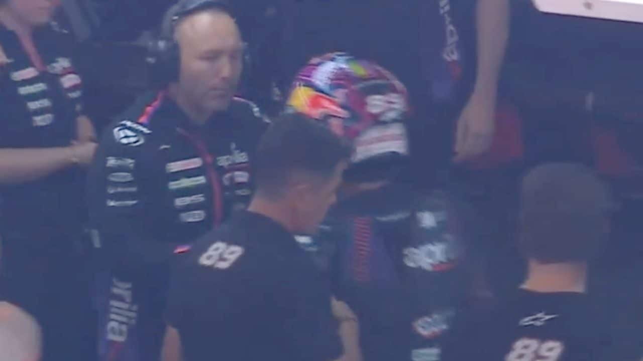 Jorge Martin è una furia nel box Aprilia dopo l'incidente a Barcellona: spintona Bonora. Poi le scuse