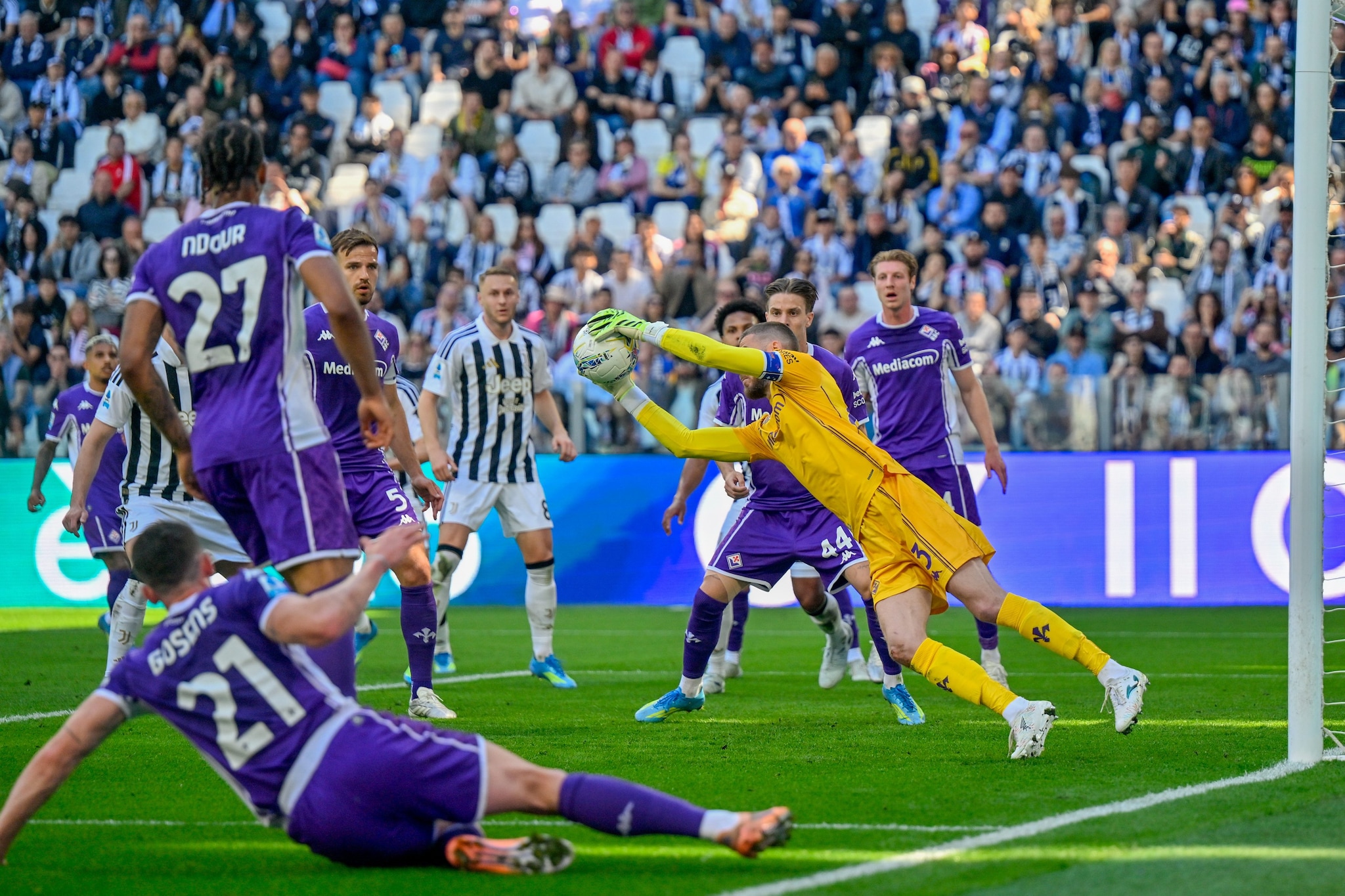 Juventus battuta inopinatamente in casa dalla Fiorentina per 2–0.