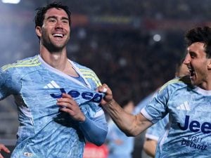 La Juve si aggrappa a Vlahovic e al suo gol dopo 12 secondi: a Lecce vince e scavalca il Milan al 3° posto