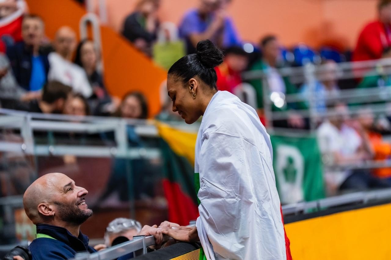Larissa Iapichino insieme al padre–allenatore Gianni. Credits: Chiara Montesano da World Indoor Championship Torun