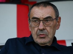 Sarri protesta per il derby alle 12:30: “Se confermato non verrò in conferenza, a Milano non succede”