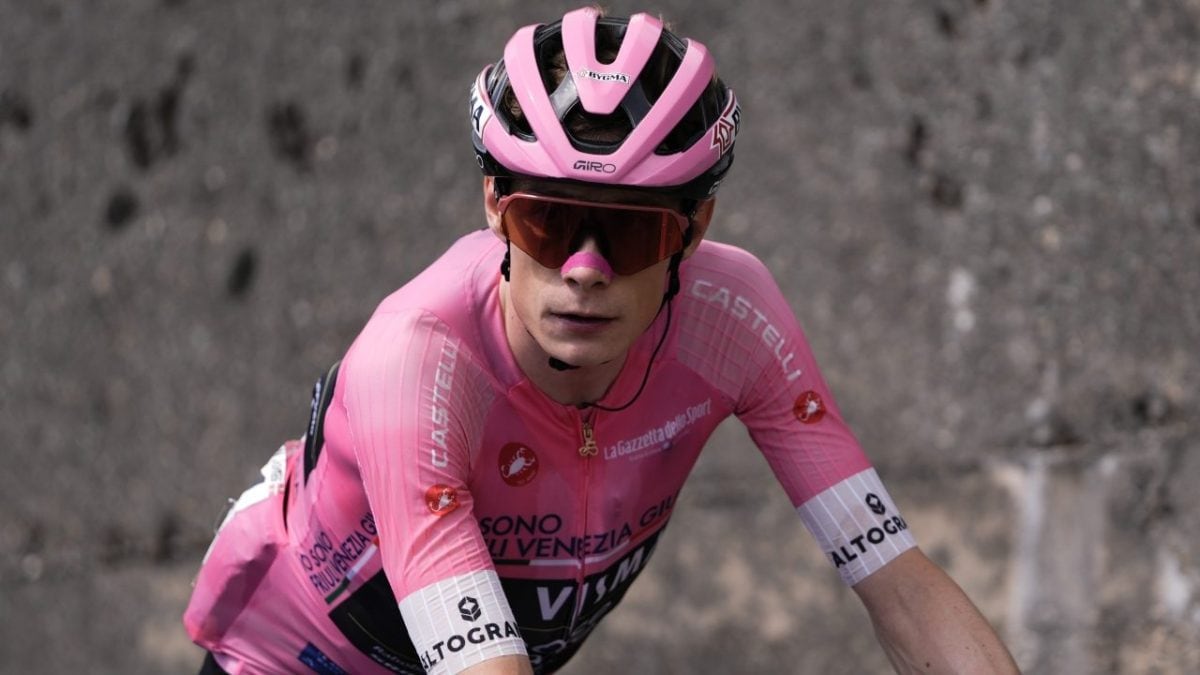 Jonas Vingegaard in Maglia Rosa al Giro d’Italia.