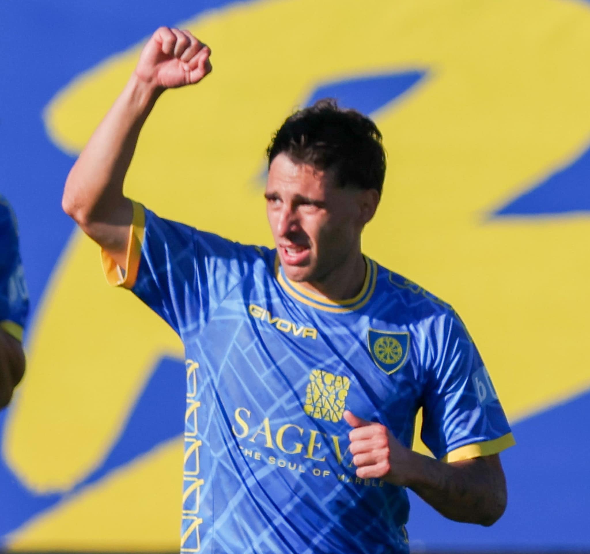 Hasa esulta dopo un gol con la Carrarese.