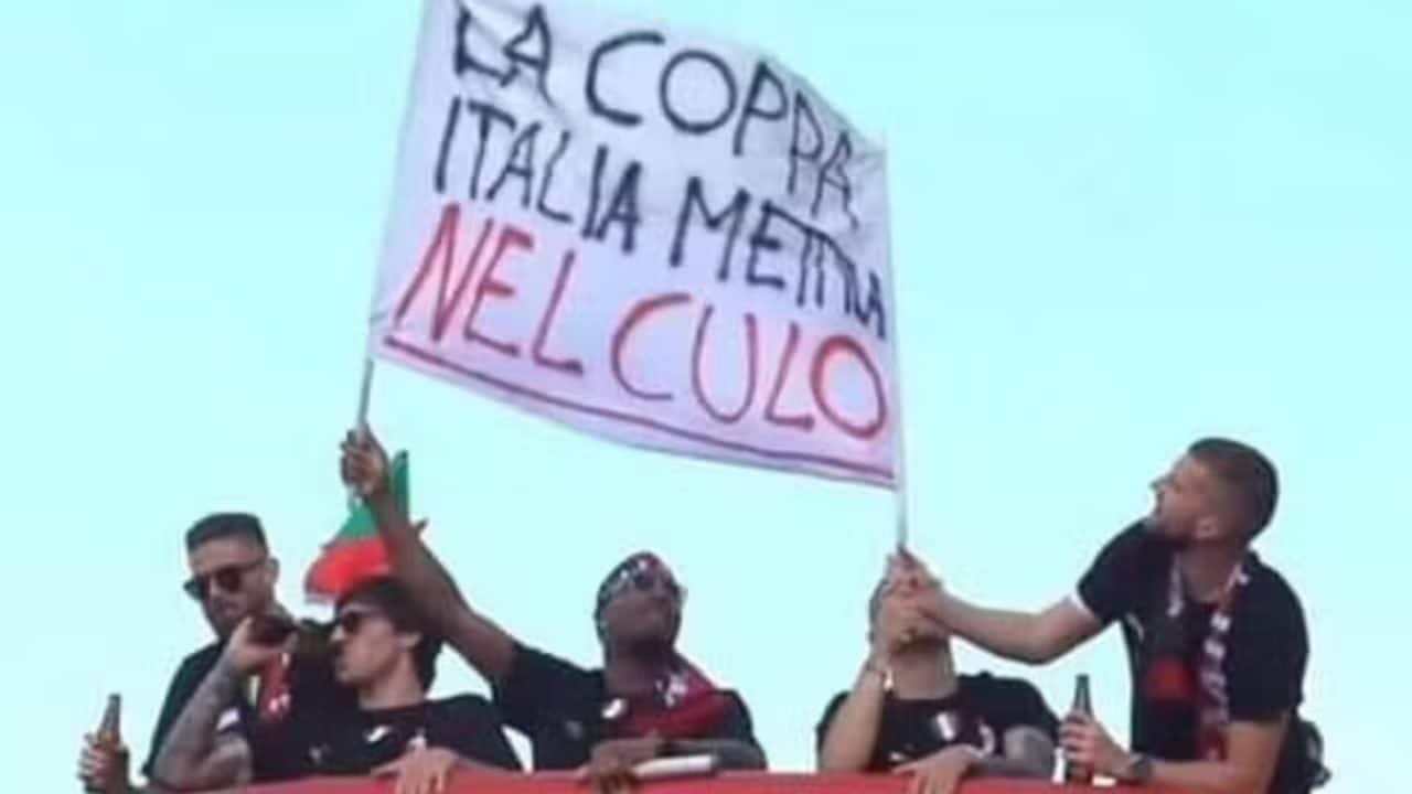 Lo striscione sul bus scoperto del Milan dopo lo Scudetto nel 2022.