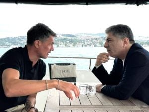 Paolo Maldini riappare nel giorno in cui al Milan licenziano tutti, è con Hakan Safi: “Grande mente”