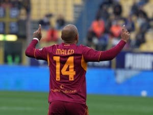 Roma da impazzire: nel recupero segna due gol e insegue la Champions: Malen stende il Parma al 100′