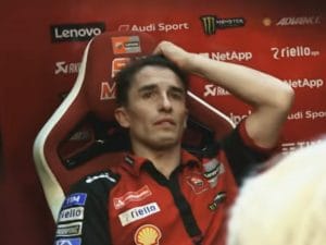 Marquez in lacrime nel box Ducati: “Guido con un braccio e mezzo, una vite mi dà problemi al nervo”
