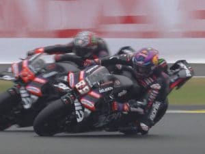 Martin vince la gara di MotoGP a Le Mans con una super rimonta su Bezzecchi. Caduta per Bagnaia