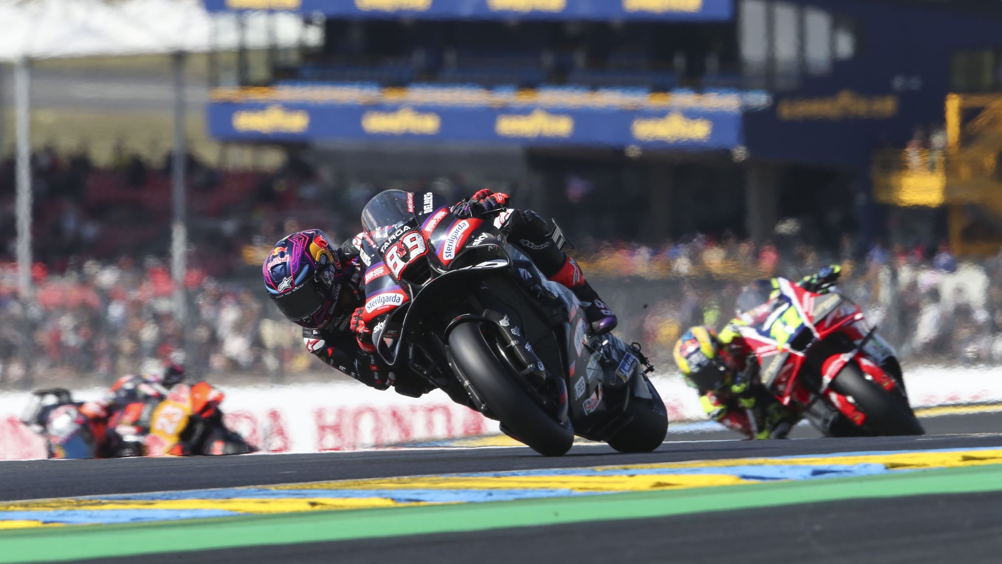 Martin sorprende nella Sprint MotoGP a Le Mans: Bagnaia 2° e Bezzecchi 3°, caduta con brivido per Marquez