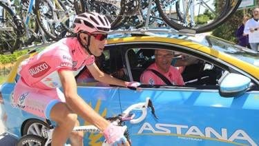 Beppe Martinelli in ammiraglia con Vincenzo Nibali in Rosa: lo Squalo" fu l’ultimo italiano a vincere il Giro, nel 2016