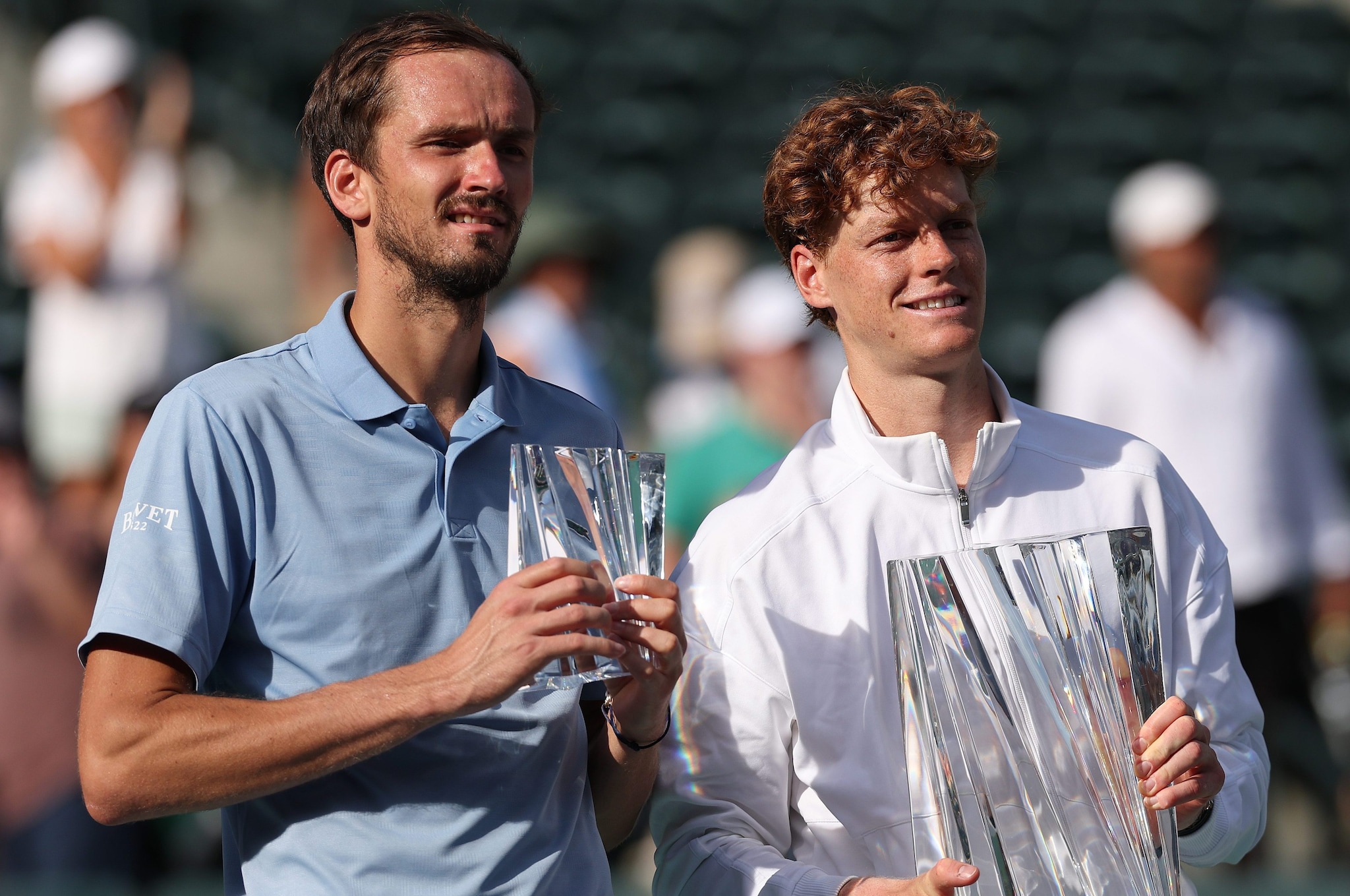 Medvedev e Sinner coi rispettivi trofei dopo la finale di Indian Wells vinta dall’azzurro