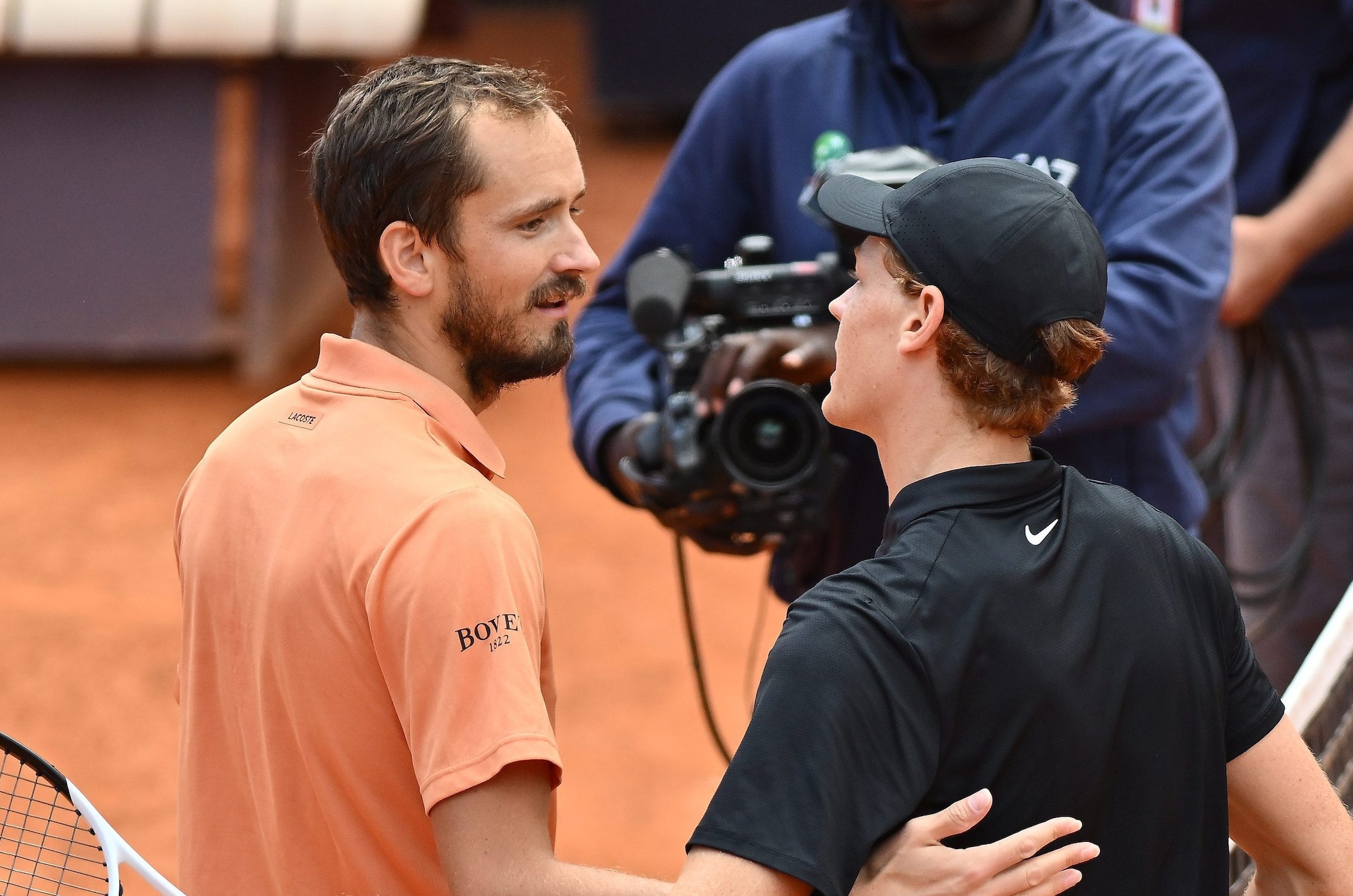 Daniil Medvedev si complimenta con Jannik Sinner dopo la semifinale di Roma
