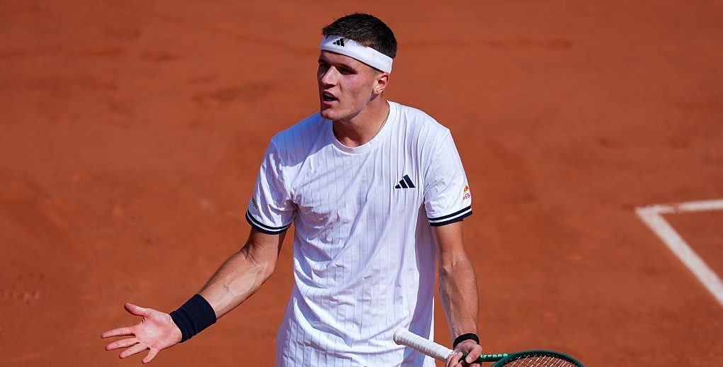 Mensik furioso contro l'arbitro al Roland Garros: "Non lo rispetto". Crolla dopo 5 ore sotto il sole