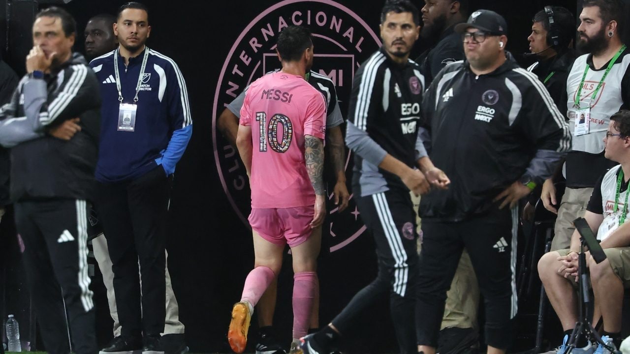 Messi esce dal campo per infortunio durante l'ultima partita prima dei Mondiali: Argentina in apprensione