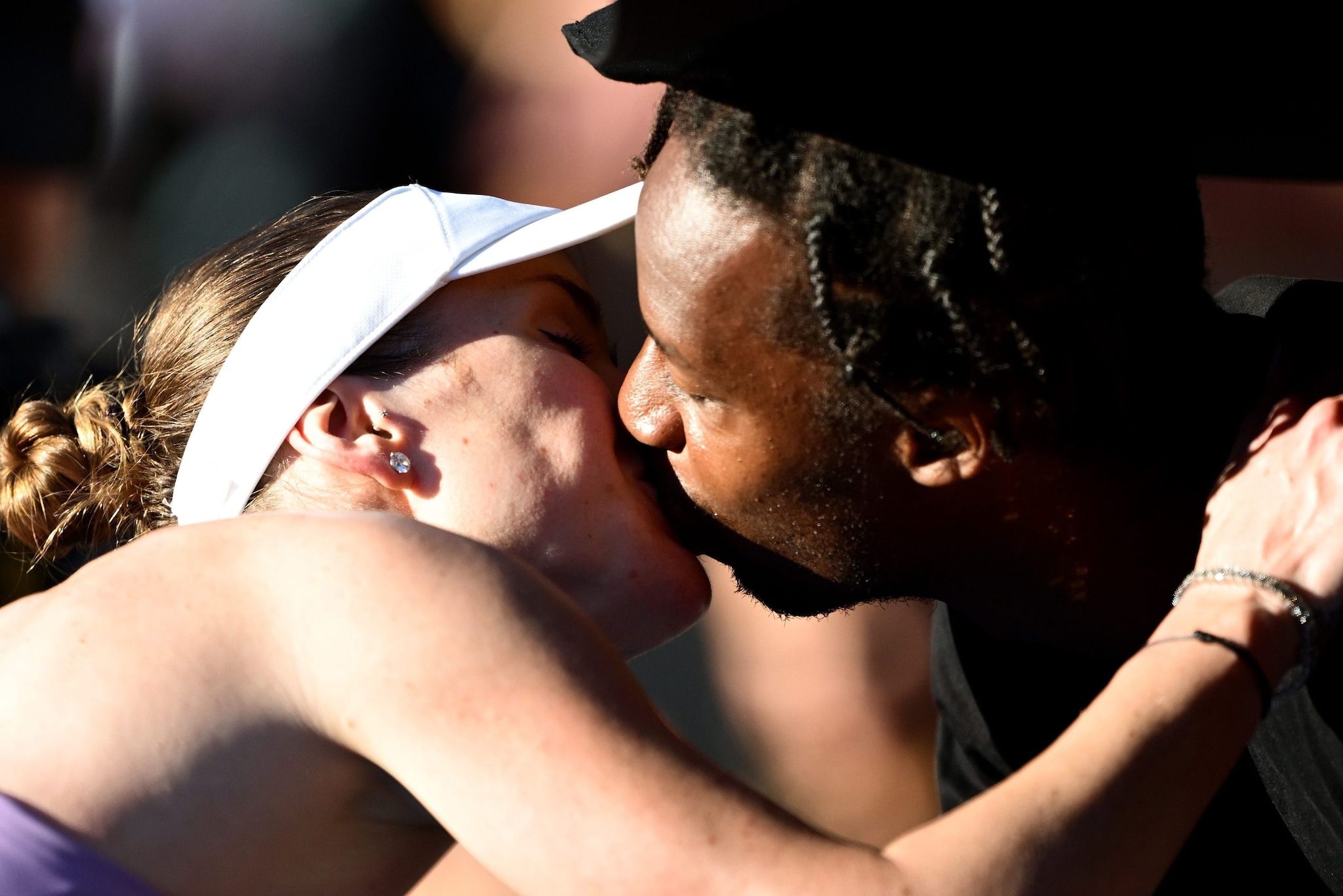 Un bacio appassionato tra Elina e Gael, sono sposati da quasi 5 anni