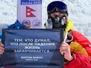 Lo straordinario record dell’alpinista pluri amputato Nabiev: conquista l’Everest con le sole mani