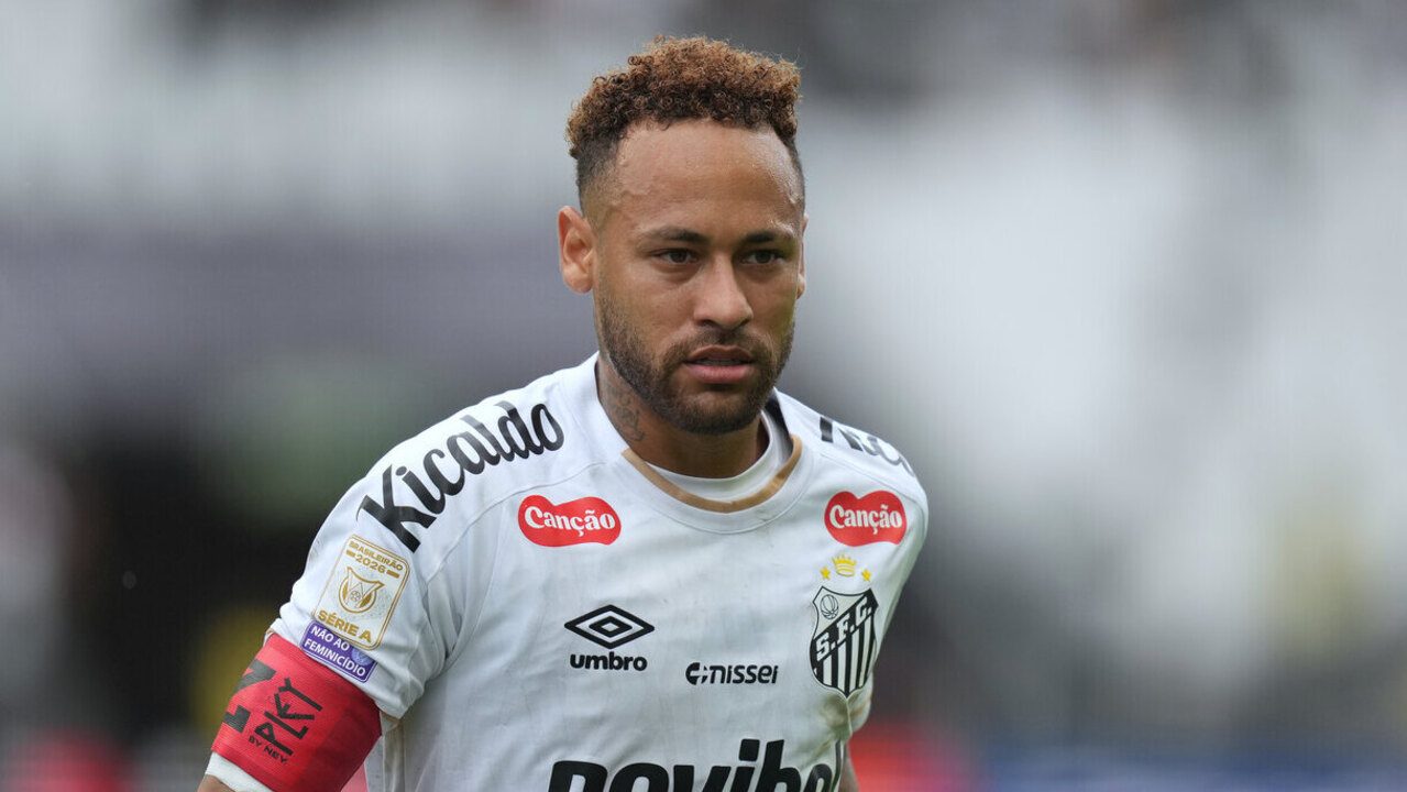 Neymar infortunato a meno di un mese dal debutto ai Mondiali: rischia di non giocare all'esordio